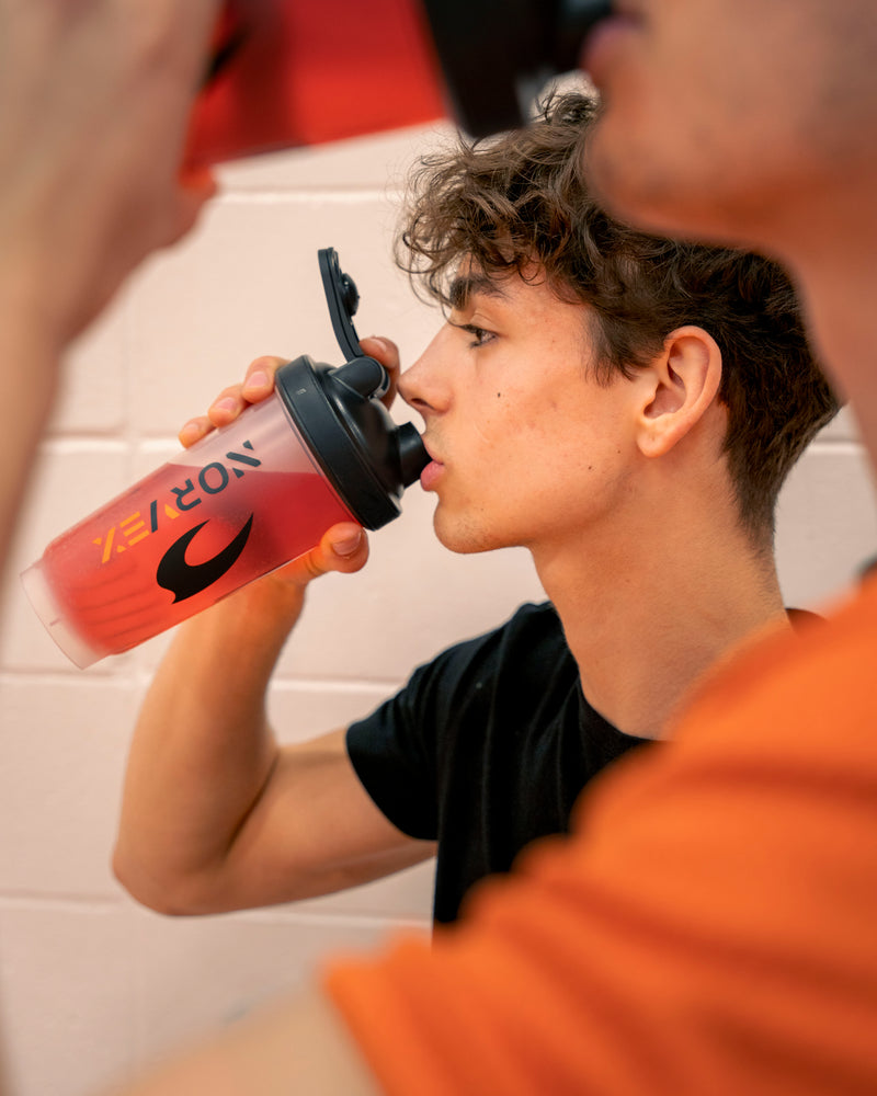 Joueur de badminton Norvex qui s'hydrate avec son shaker entre deux sets